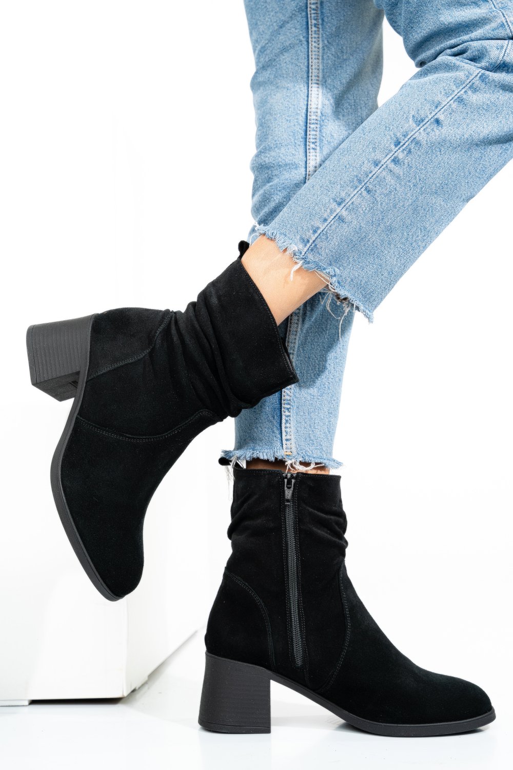 BOTINE NEGRE PIELE NATURALA INTOARSA 242811SP
