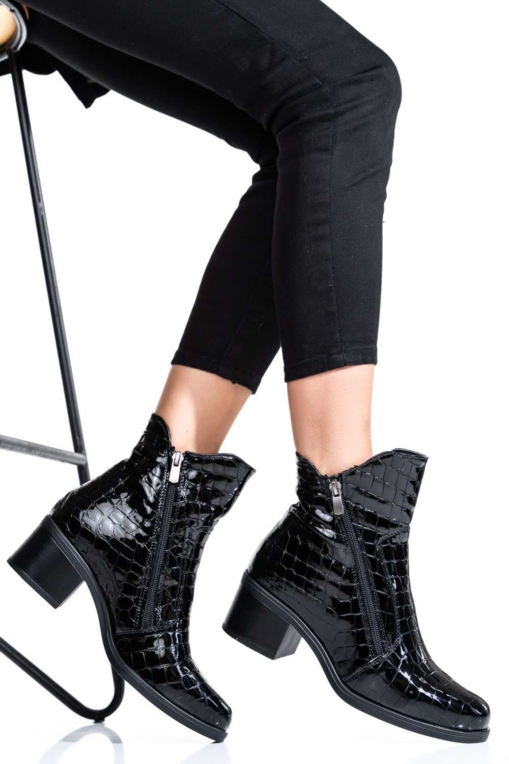 GHETE DAMA PIELE NATURALA LACUITA NEGRU CRO 3S7704